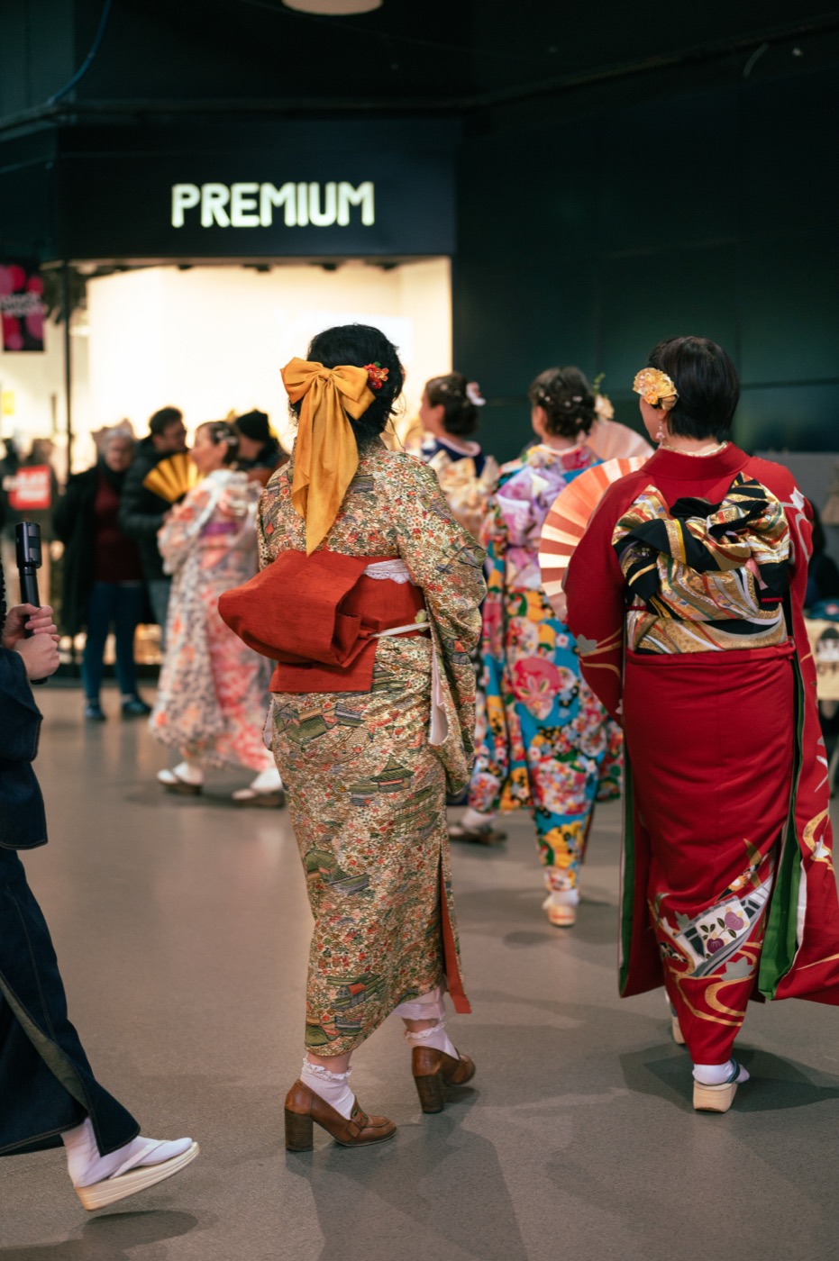 Défilé de kimono dans les allées du centre commercial