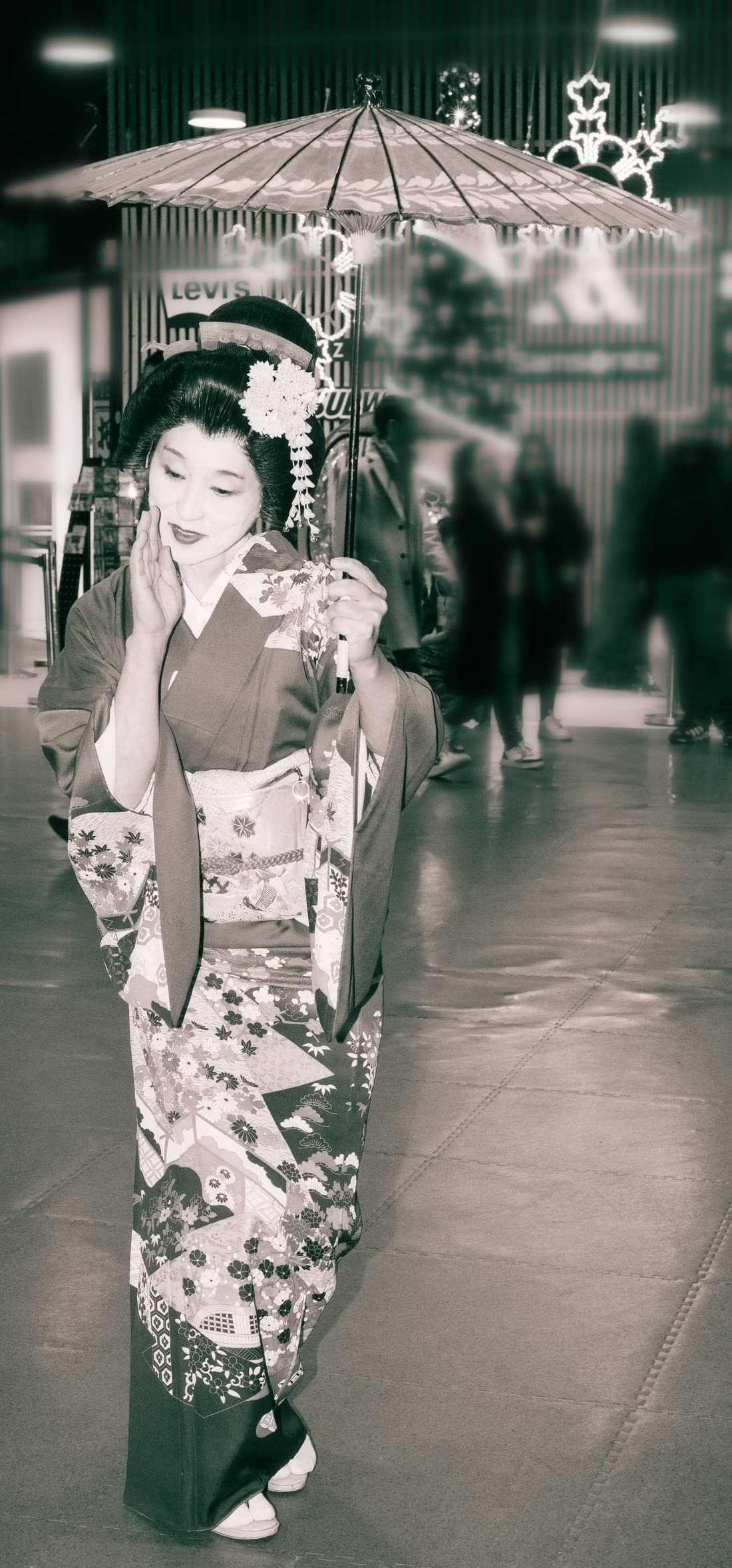 Geisha sous une ombrelle traditionnelle